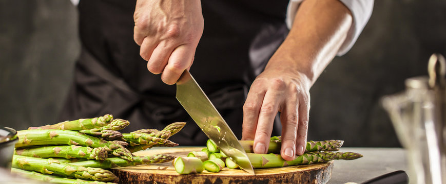 Chefkoch in der K&uuml;che mit Frischem Gem&uuml;se(Spargel)