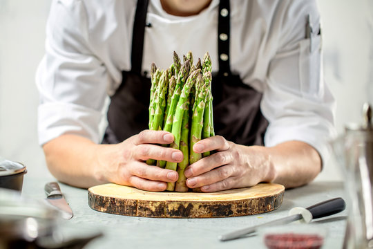 Chefkoch in der K&uuml;che mit Frischem Gem&uuml;se(Spargel)