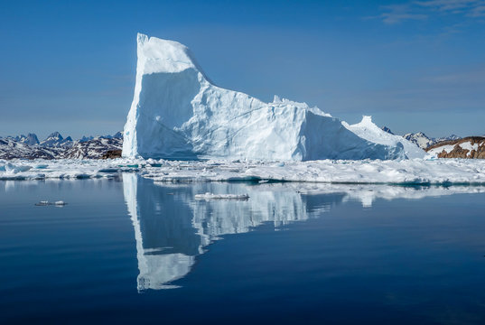 Eisberg vor Gr&ouml;nland im arktischen Meer