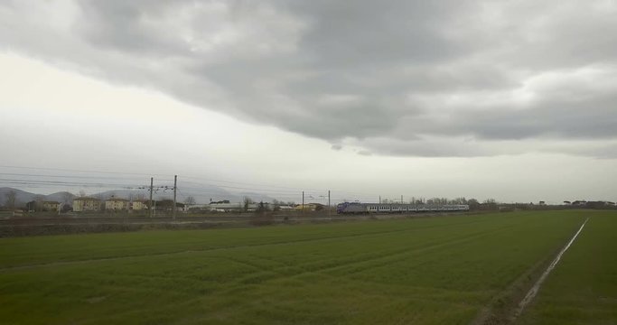 Treno in transito sotto le nuvole 