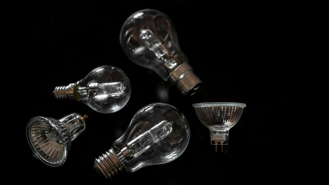 assortiment d'ampoules halog&egrave;nes sur fond noir