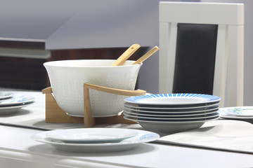 Porcelanowy zestaw czystych talerzy na stole w kuchni. - obrazy, fototapety, plakaty