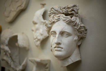 Fototapeta na wymiar Plastic castings of classical art in an art school