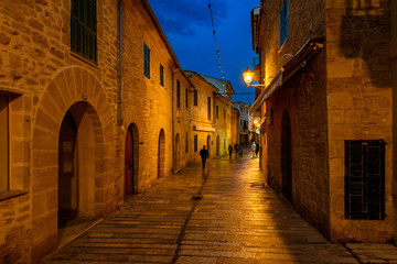 Fototapeta na wymiar ancient street of Alcúdia, Mallorca