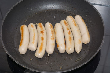 Wurst in der Pfanne kochen