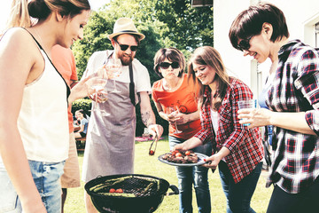 Grillparty in eigenem Garten