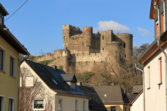 Burg Reichenberg &uuml;ber dem Ort im Seitental bei Sankt Goarshausen