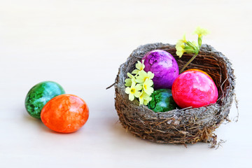 Ein Osternest mit bunten Ostereiern