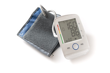 Sphygmomanometer oder blutdruck gauge  zeigt hypertension auf dem digitalen monitor, medical device for diagnosis isolated with shadows on a white background