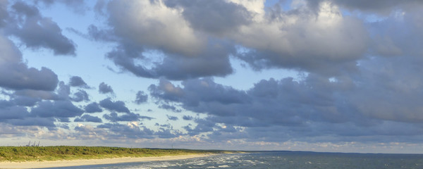 Wolken &uuml;ber Sandstrand