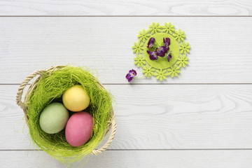 uova di pasqua bianche o colorate confettate con fiori su fondo bianco