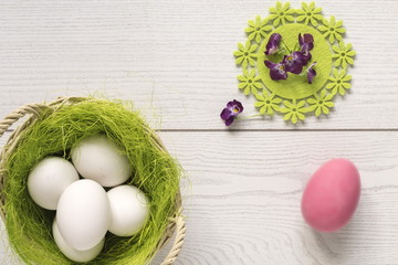 uova di pasqua bianche o colorate confettate con fiori su fondo bianco