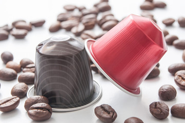 dosettes de café expresso avec grains de café sur fond blanc