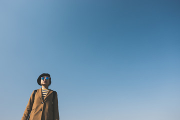 サングラスをかけた女性