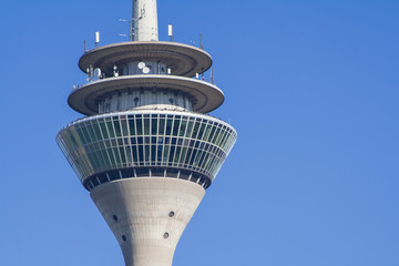 Fernsehturm D&uuml;sseldorf blauer Himmel