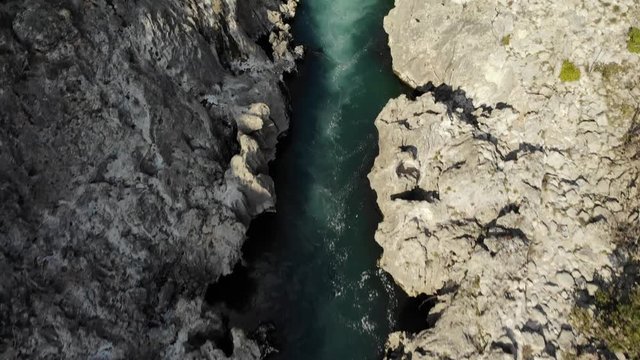 survol &agrave; la verticale d'un torent de montagne dans le sud de la France