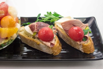鹿もも肉のパストラミハムのオードブル