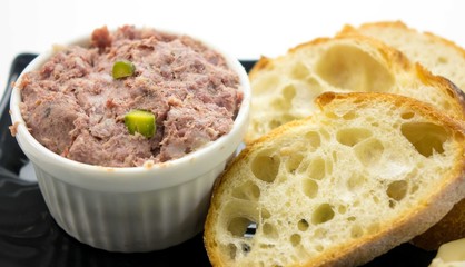 鹿肉のパテとフランスパン