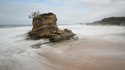 Fototapeta na wymiar Borrasca en la Playa del Camello en Santander, Cantabria, España