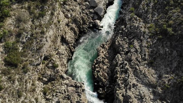 survol d'une rivi&egrave;re et de ses rapides verts dans un canyon dans le sud de la France