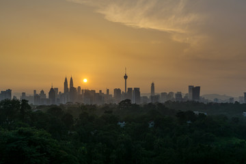 Obraz premium View of majestic sunrise at downtown Kuala Lumpur, Malaysia