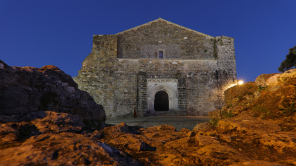 Fototapeta na wymiar Iglesia de Santa María de los Ángeles en San Vicente de la Barquera, Cantabria, España