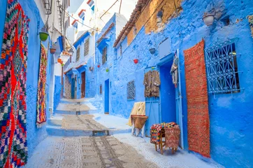 Poster Mooie straat van blauwe medina in de stad Chefchaouen, Marokko, Afrika. © Olena Zn