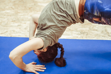 Obraz na płótnie Canvas girl doing yoga in the hall