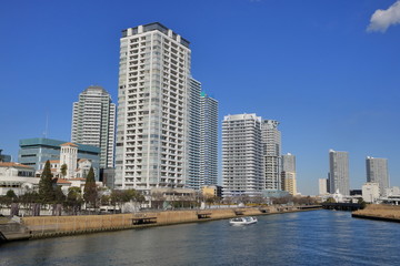 Fototapeta na wymiar 横浜ポートサイド公園と高層ビル