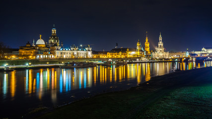 Obraz premium Beautiful night view of the city and reflections in the Elbe river in Dresden, Germany