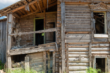 Fototapeta na wymiar Old collapsing house