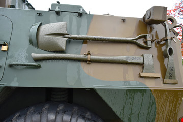 軍用車に装備されたシャベルと斧