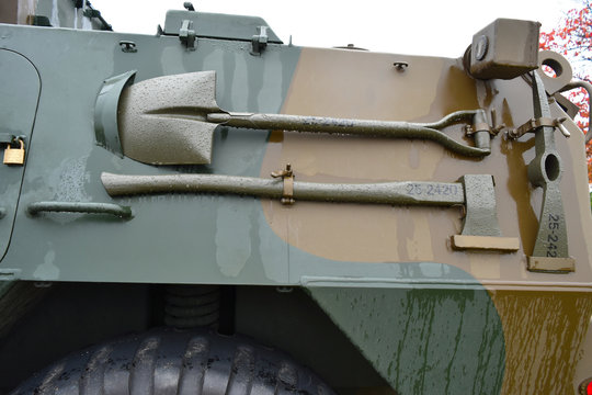 軍用車に装備されたシャベルと斧 Stock Photo Adobe Stock 軍用車に装備されたシャベルと斧 Stock Photo Adobe Stock