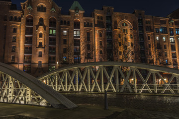 Fototapeta premium Night bridge in Hamburg Speicherstadt