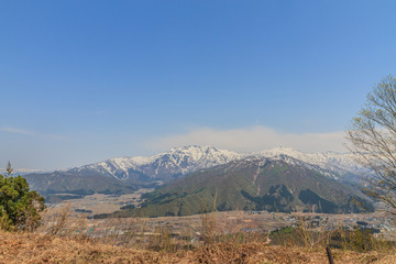 春の坂戸山の山頂から見た風景