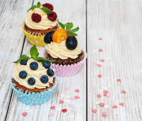 Cupcakes with fresh berries