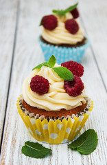 Cupcakes with fresh raspberries