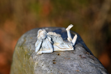 Little angel protecting a tomb 