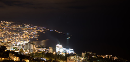 Blick über Funchal und Hafen bei Nacht