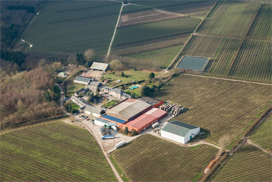 vue a&eacute;rienne d'une grosse ferme &agrave; Vron dans la Somme en France