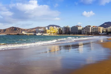 Poster Las-Palmas de Gran Canaria, Spain, on January 10, 2018. The winter sun lights the Playa de Las Canteras beach and the beautiful embankment in the distance.  © Elena Belyaeva