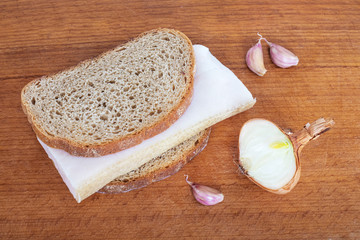food for the prevention and treatment of colds and influenza: bread, fat, onion, garlic_