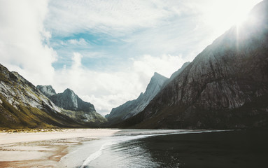 Lofoty Wyspy Horseid plaża morze i góry w Norwegii Krajobraz dzikiej skandynawskiej przyrody widok sceniczny Lato dekoracje - 193684780