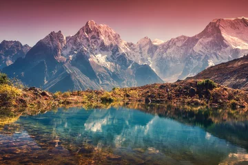 Crédence en verre imprimé Himalaya Beau paysage avec de hautes montagnes aux sommets enneigés, ciel rouge reflété dans le lac. Vallée de montagne avec reflet dans l& 39 eau au coucher du soleil. Népal. Scène incroyable avec les montagnes de l& 39 Himalaya. La nature