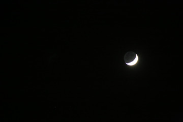 Zunemender Mond am dunklen Himmel