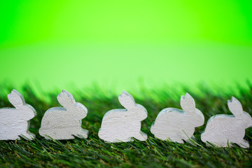 Osterhasen hintereinander, grüner Hintergrund