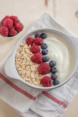 Joghurt mit Müsli und Beeren 