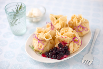 Crepe-Säckchen mit Beeren