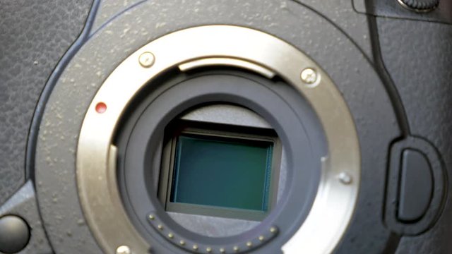 Image stabilization mechanism on the sensor of mirrorless digital camera