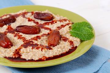 oatmeal porridge with dates